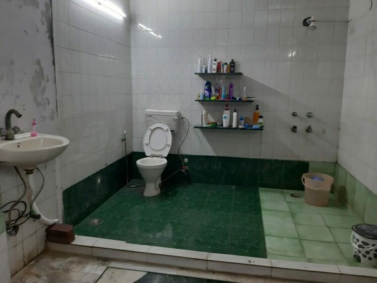 Bathroom, sector 37 Pg For Girls In Sector 37 10109724