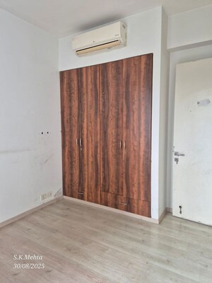 Room in 2.5 BHK Apartment at Ireo Skyon, Sector 60 – for Sale
