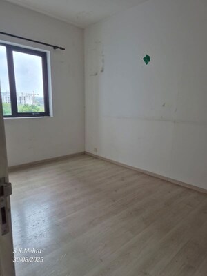Room in 2.5 BHK Apartment at Ireo Skyon, Sector 60 – for Sale