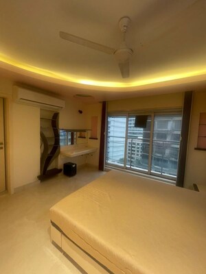 Room in 4 BHK Apartment at Khar West – for Rent