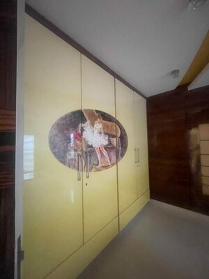 Furnished Amenities in 4 BHK Apartment at Khar West – for Rent