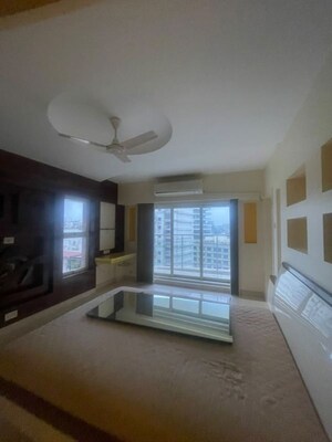 Room in 4 BHK Apartment at Khar West – for Rent