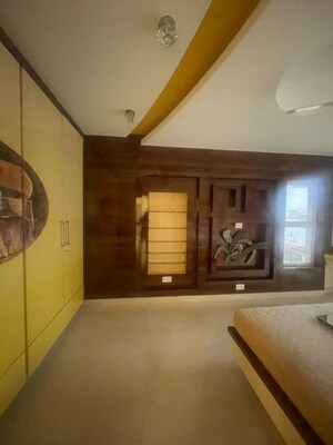 Room in 4 BHK Apartment at Khar West – for Rent