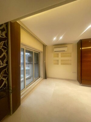 Room in 4 BHK Apartment at Khar West – for Rent