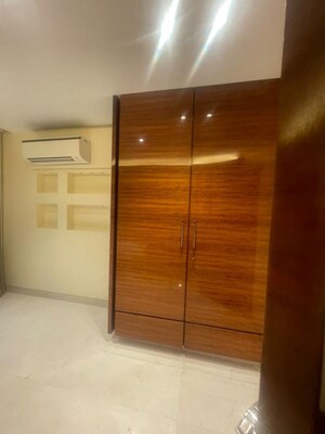 Room in 4 BHK Apartment at Khar West – for Rent