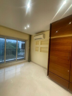 Room in 4 BHK Apartment at Khar West – for Rent