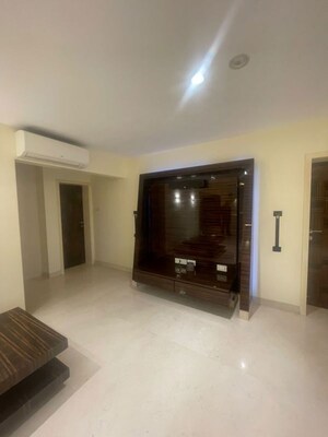 Room in 4 BHK Apartment at Khar West – for Rent