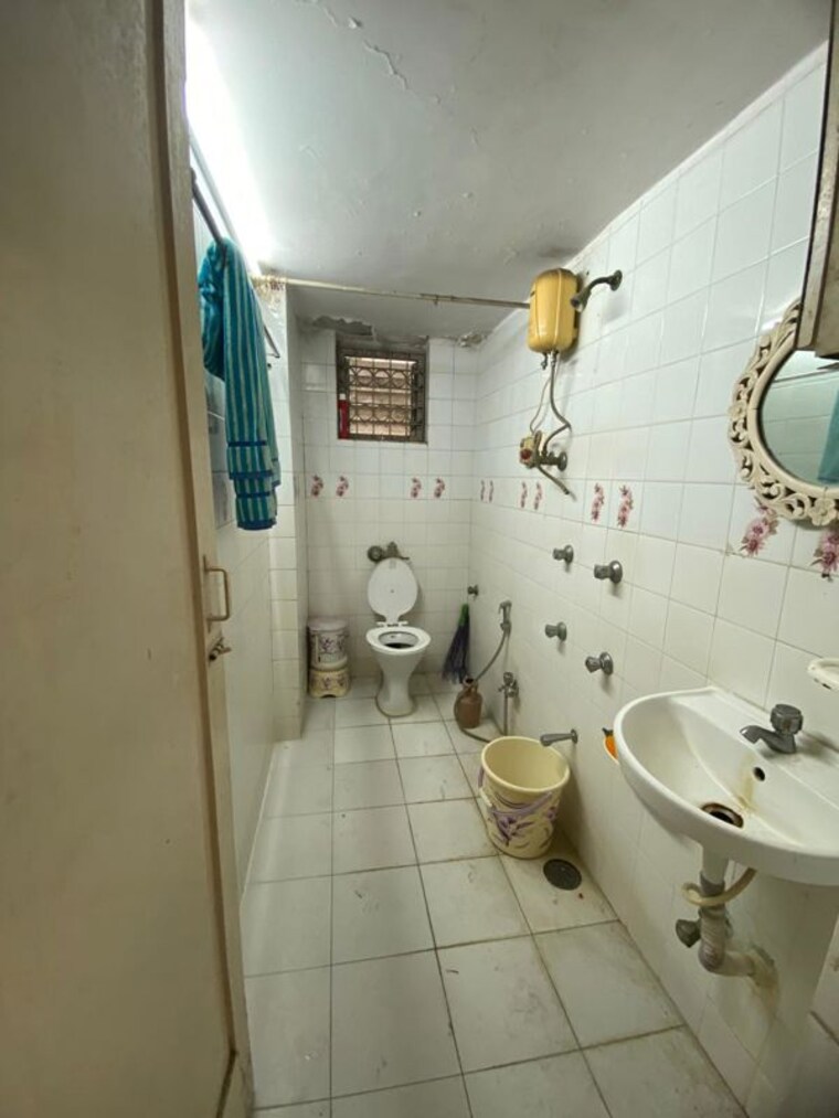 Bathroom, byculla 2 Bedroom 880 Sq.Ft. Apartment In Byculla Mumbai 10582998