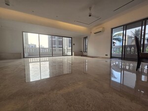 Room in 3 BHK Apartment at Khar West – for Rent