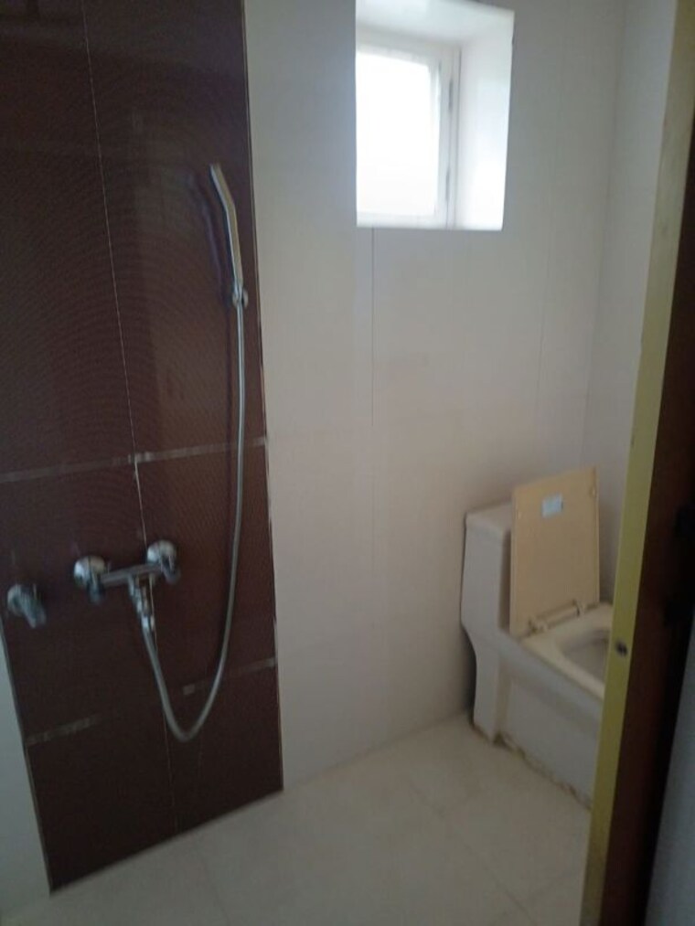 Bathroom, ip extension 2 Bedroom 1000 Sq.Ft. Apartment In Ip Extension Delhi 10583014