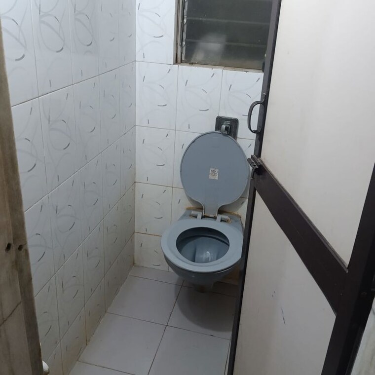 Bathroom, goregaon west Commercial Warehouse 4500 Sq.Ft. In Goregaon West Mumbai 10583035
