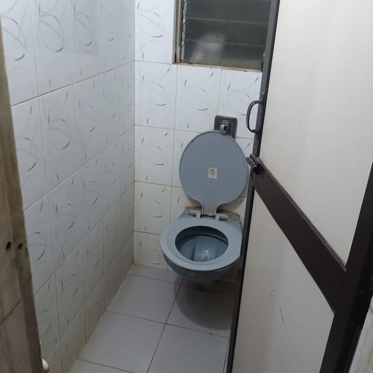 Bathroom, goregaon west Commercial Warehouse 4500 Sq.Ft. In Goregaon West Mumbai 10583035