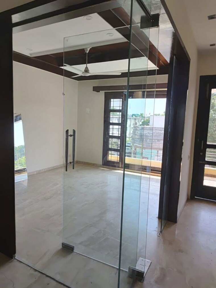 Room, sector 27 3 Bedroom 2600 Sq.Ft. Builder Floor In Sector 27 Chandigarh 10583062