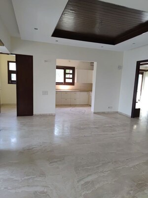 Room in 3 BHK Builder Floor at Sector 27 – for Rent