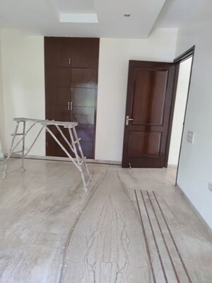 Room in 3 BHK Builder Floor at Sector 27 – for Rent