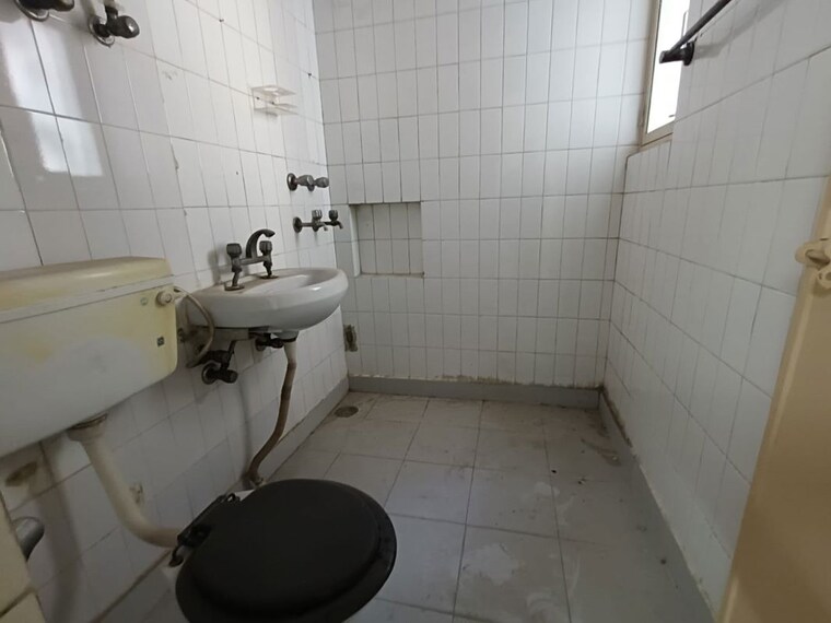 Bathroom, ip extension 3 Bedroom 1250 Sq.Ft. Apartment In Ip Extension Delhi 10583084