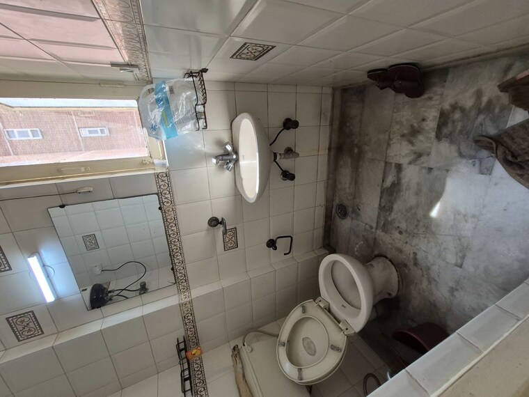 Bathroom, mayur vihar 3.5 Bedroom 1250 Sq.Ft. Apartment In Mayur Vihar Delhi 10583159