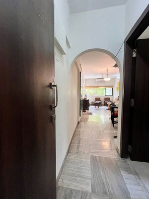 2 BHK Apartment – Entrance View at Juhu - for Rent