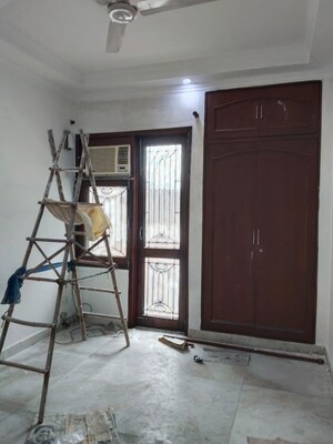 Room in 4 BHK Builder Floor at Safdarjung Development Area – for Rent