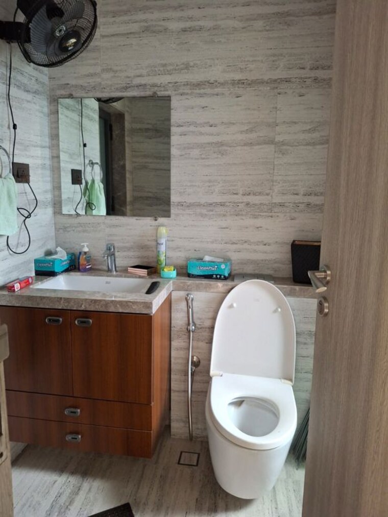 Bathroom, rustomjee-paramount 2 Bedroom 888 Sq.Ft. Apartment In Khar West Mumbai 10583234