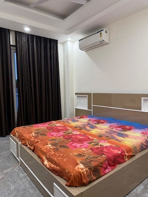 Bedroom in 3 BHK Builder Floor at South City 1 – for Rent