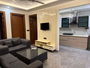 Team Area in 3 BHK Builder Floor at South City 1 – for Rent