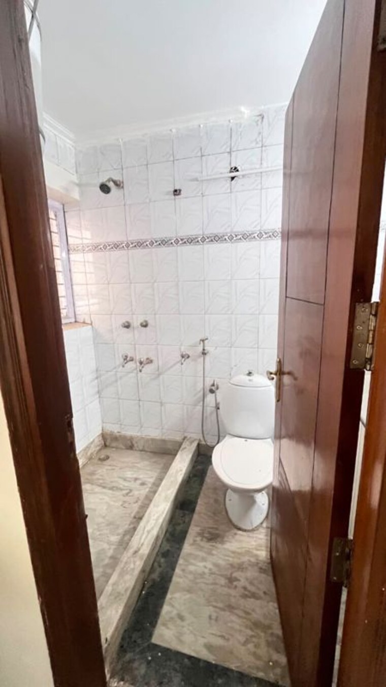 Bathroom, hauz khas 3 Bedroom 1800 Sq.Ft. Builder Floor In Hauz Khas Delhi 10583248