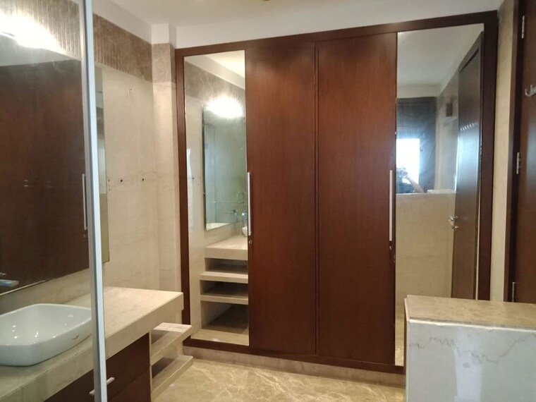 Bathroom, new friends colony 4 Bedroom 500 Sq.Yd. Builder Floor In New Friends Colony Delhi 10583221
