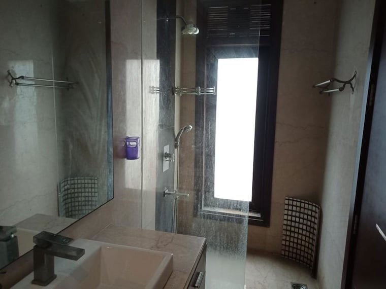 Bathroom, new friends colony 4 Bedroom 500 Sq.Yd. Builder Floor In New Friends Colony Delhi 10583221