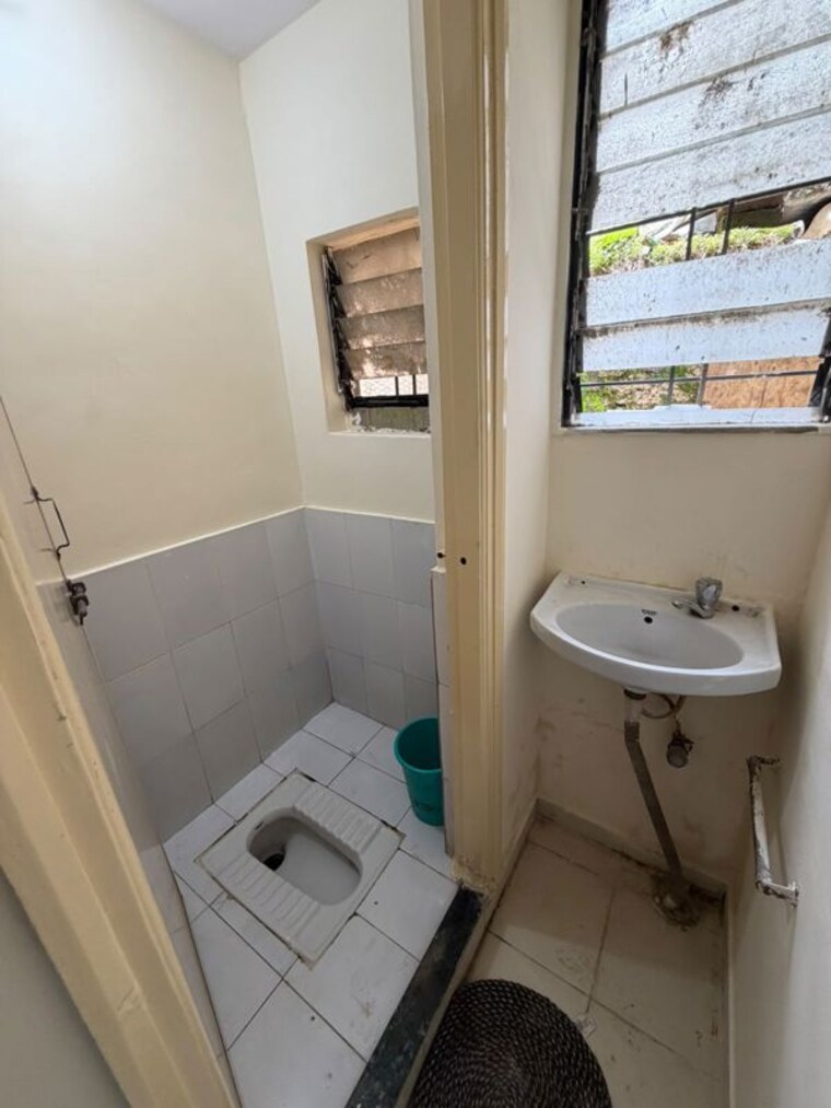 Bathroom, mig-colony-gokhalenagar 1 Bedroom 600 Sq.Ft. Apartment In Gokhalenagar Pune 10583269