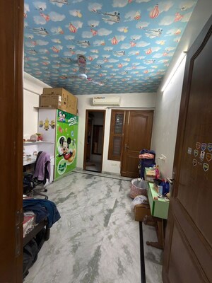 Parking in 3 BHK Builder Floor at South City 1 – for Rent