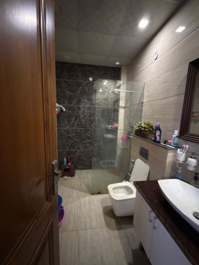 Bathroom, south city 1 3 Bedroom 2100 Sq.Ft. Builder Floor In South City 1 Gurgaon 10583261