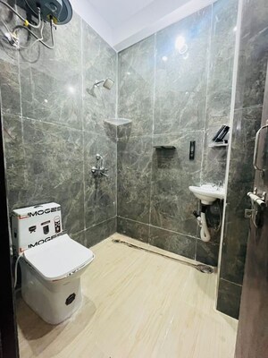 Bathroom in 1 BHK Builder Floor at Sector 32 – for Rent