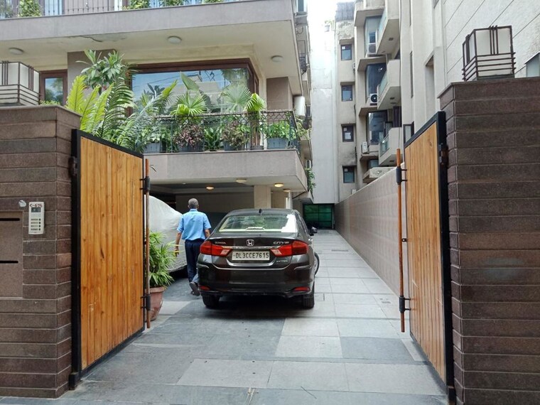  Parking, new friends colony 4 Bedroom 506 Sq.Yd. Builder Floor In New Friends Colony Delhi 10583263
