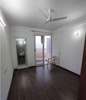 Room in 3 BHK Apartment at Vip Road – for Rent