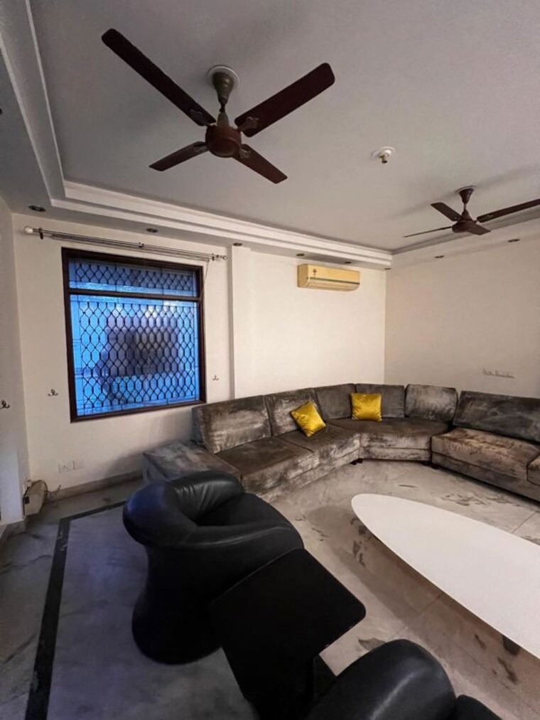 Hall, naraina 4 Bedroom 220 Sq.Yd. Builder Floor In Naraina Delhi 10583370