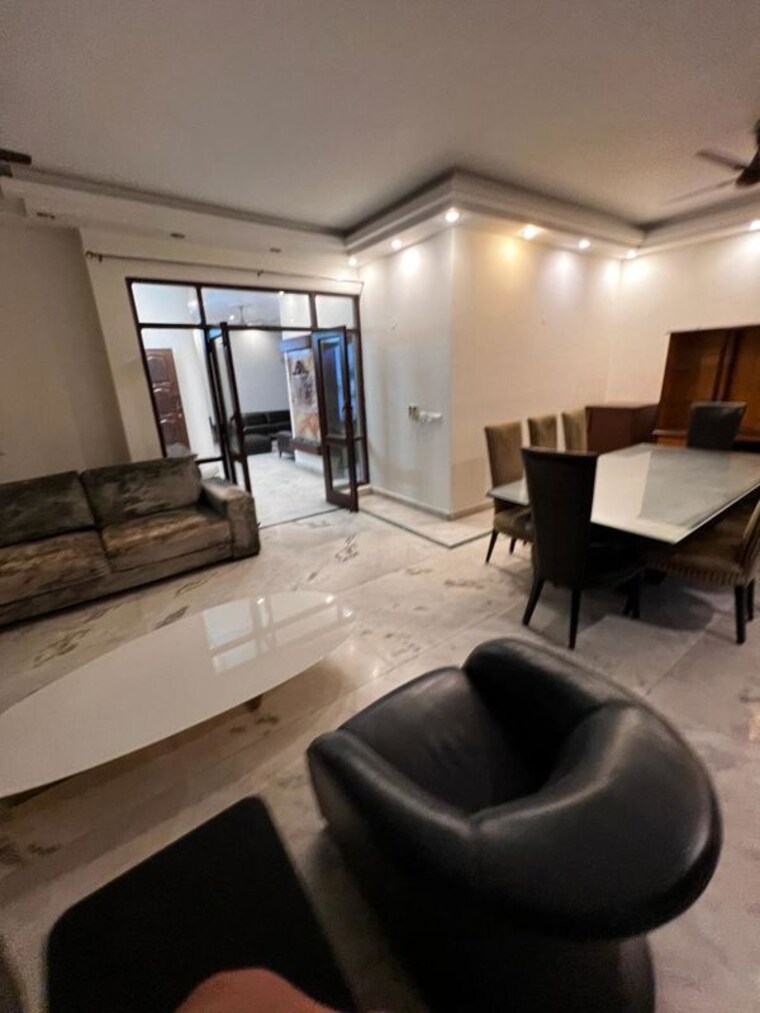 Hall, naraina 4 Bedroom 220 Sq.Yd. Builder Floor In Naraina Delhi 10583370