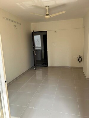 Room in 2 BHK Apartment at Yash Classic, Pashan Sus Road – for Rent