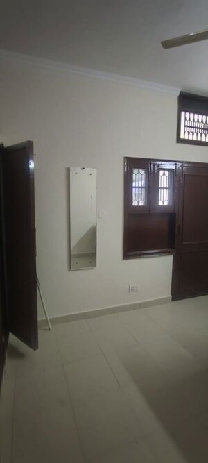 Room in 3 BHK Builder Floor at Sector 7 – for Rent