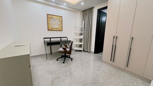 Room in 4 BHK Apartment at Sarvapriya Vihar – for Rent