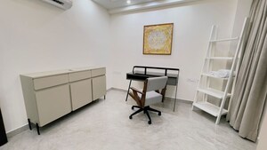 Furnished Amenities in 4 BHK Apartment at Sarvapriya Vihar – for Rent