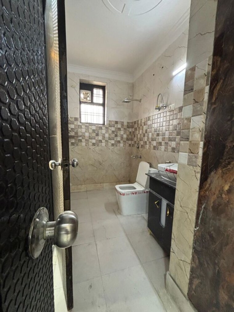 Bathroom, parklands 4 Bedroom 4500 Sq.Ft. Builder Floor In Sector 85 Faridabad 10583469