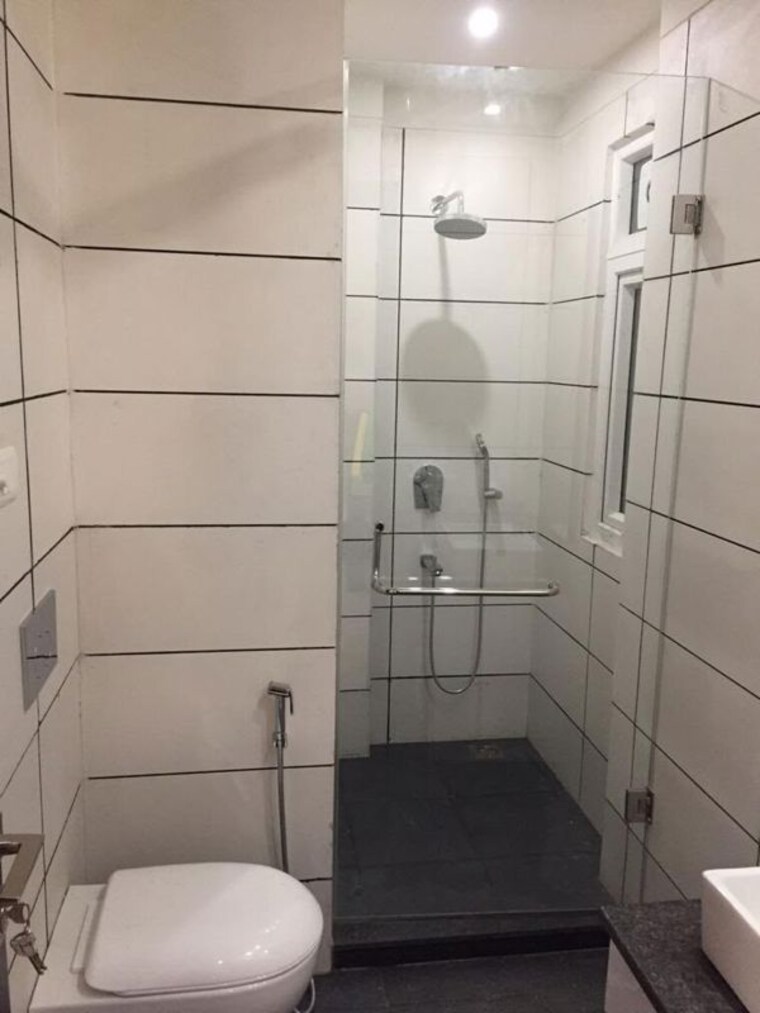 Bathroom, lajpat nagar 3 Bedroom 125 Sq.Yd. Builder Floor In Lajpat Nagar Delhi 10583484
