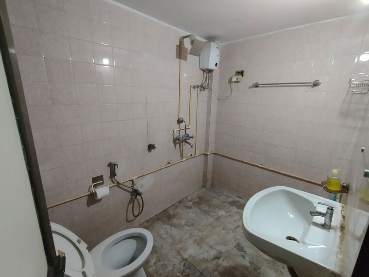 Bathroom, kandivali east Pg For Boys & Girls In Kandivali East 10583496