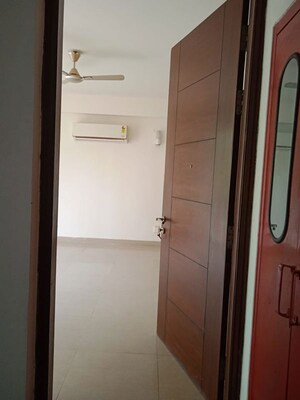 Bathroom in 3.5 BHK Apartment at Emaar Emerald Floors Premier, Sector 65 – for Rent