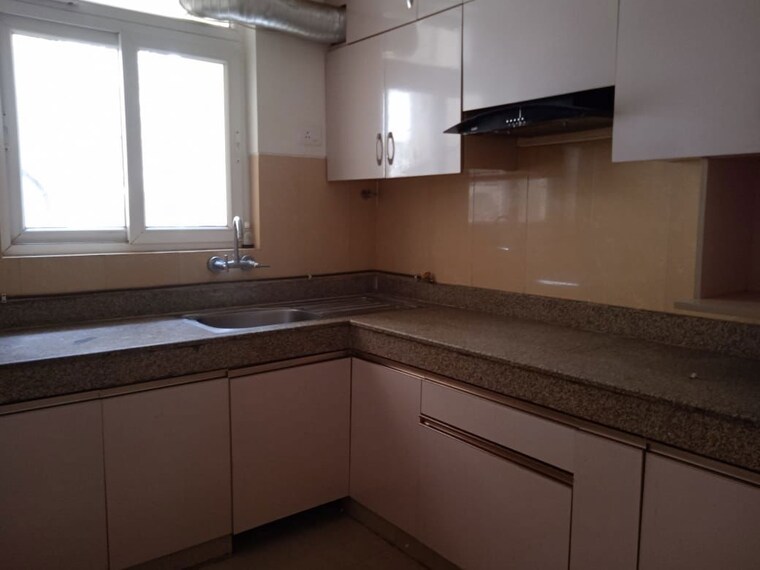 Kitchen, emaar-emerald-floors-premier 3.5 Bedroom 1650 Sq.Ft. Apartment In Sector 65 Gurgaon 10583611