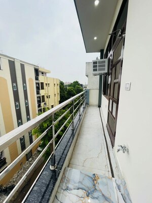 Balcony in Studio Builder Floor at Sector 32 – for Rent