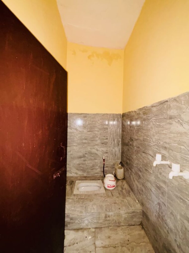 Washroom, galaxy-apartments-sector-49 1 RK 600 Sq.Ft. Independent House In Sector 49 Noida 10583682