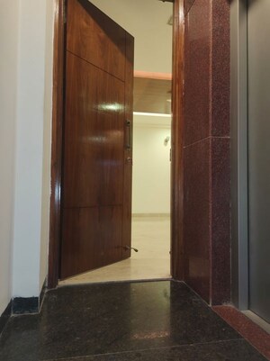 Furnished Amenities in 3 BHK Builder Floor at Sarvodaya Enclave – for Rent