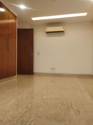 Room in 3 BHK Builder Floor at Sarvodaya Enclave – for Rent